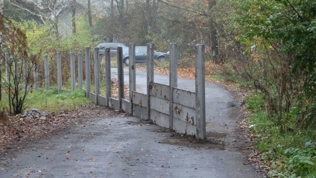 Mur wyrósł w ciągu godziny na samym środku leśnej drogi z Lasek do Anielina. Wybudował go właściciel działki, która graniczy z drogą. - Miałem do tego pełne prawo - zapewnia.