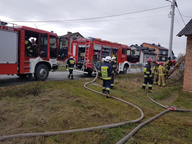 Do tragicznego pożaru domu doszło w niedzielę, 8 rudnia, we wsi Kałek w gminie Sulejów. W płomieniach zginęła 80-letnia kobieta.Do pożaru domu doszło w Kałku około godz. 12.30. na miejsce pojechały dwa zastępy JRG państwowej straży pożarnej z Piotrkowa oraz dwa z OSP Przygłów. Paliła się oficyna o wymiarach około 4x3 metra.CZYTAJ DALEJ NA NASTĘPNYM SLAJDZIE