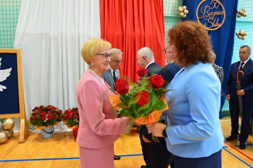 Złote gody w gminie Fałków. Medale, kwiaty i upominki otrzymało 36 małżeństw