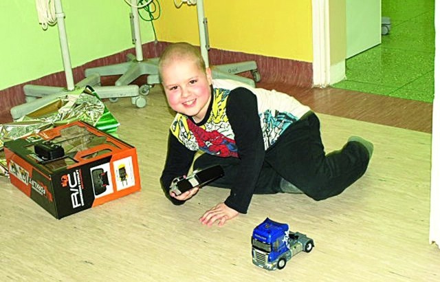 Niedawno fundacja Mam Marzenie spełniła życzenie 6-letniego Oskara. Chłopiec marzył, aby dostać tira zdalnie sterowanego z naczepą.