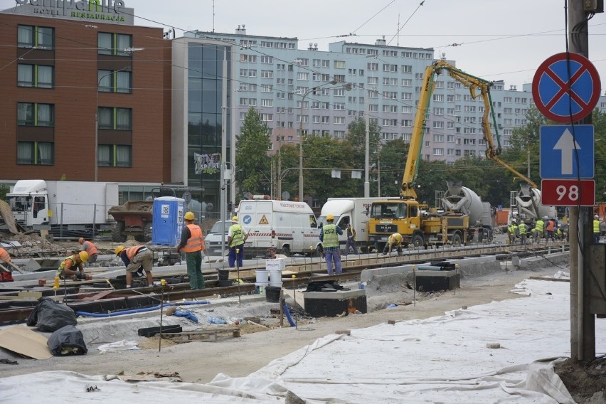 Na Dyrekcyjnej robotnicy budzą ludzi młotami w środku nocy