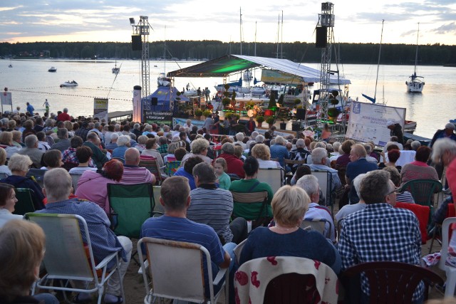 Za nami 30 koncert na plaży w Pieczyskach. Plaża była pełna, miejsc na parkingach zabrakło. Przyjechała autokarem wycieczka  z Sępólna Krajeńskiego, także grupa Francuzów... Zmieniają się artyści, ale od 15 lat zawsze jest Ryszard Smęda i „przy klawiszach” Bogdan Ciesielski, od kilku już lat z wnuczką  Klaudią Klimczak i zespołem ( Stefan Gołata i Mirosław Żyta). Jubileuszowy koncert  wymagał specjalnej oprawy. Na scenę zaproszono więc  także sponsorów,  było też losowanie 20 nagród dla publiczności. A na finał  burmistrz Koronowa racą dał znać „kanonierom” na wyspie, by odpalili fajerwerki..Przeczytaj koniecznie: Dwa milimetry dzieliły Małgorzatę Filbrandt od pęknięcia kręgosłupaTo już 15 lat i 30 koncertów na plaży! Wideo: Pogoda na dzień + 2 kolejne dni (07 + 08-09.08.2017) | POLSKAźródło: TVN Meteo/x-news