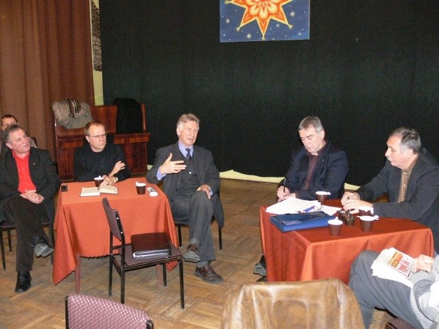 Na ostatnim spotkaniu rozmawiano głównie o kondycji skarżyskiej siatkówki. O przyczynach niepowodzeń drużyny STS mówił trener Andrzej Urbański (na zdjęciu pierwszy z prawej).