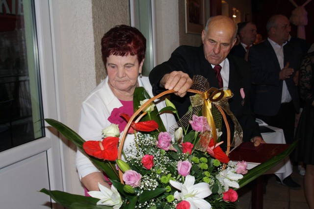 Zofia i Alfons Budnikowie świętowali złote gody. Są razem już 50 lat i z tej okazji otrzymali medale i prezenty.