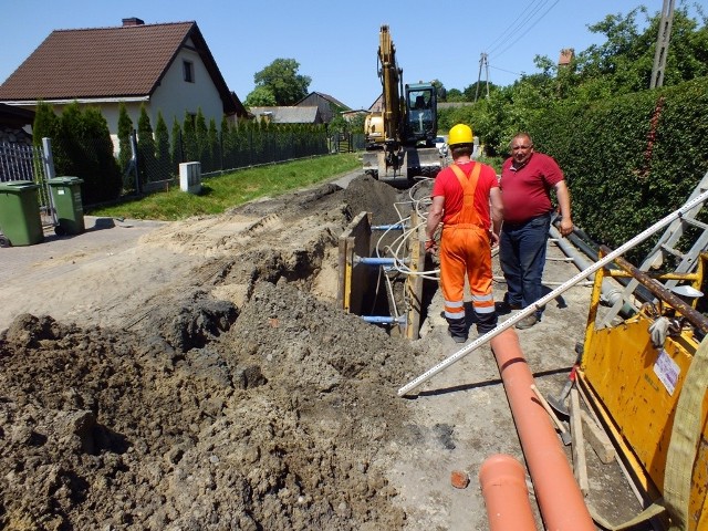 Rozpoczęły się prace polegające na budowie sieci wodociągu i kanalizacji w Sławsku.  W ramach prac zostanie zrealizowane 8,6 km sieci kanalizacji sanitarnej i 6,1 km sieci wodociągowej.- Po długotrwałych procedurach przetargowych udało się wyłonić wykonawcę budowy zbiorczej sieci kanalizacji sanitarnej wraz z przebudową ujęcia wody poprzez wybudowanie nowej studni i przebudowę istniejącej w Sławsku - poinformowała nas Agnieszka Czarnuch z Urzędu Gminy w Sławnie. Wybudowana zostanie nowa sieć wodociągowa oraz sieć kanalizacyjna. Pierwszym etapem inwestycji jest wykonanie odcinka sieci kanalizacyjnej od oczyszczalni ścieków do drogi powiatowej.Prace prowadzone są równocześnie w kilku miejscach na terenach najbardziej oddalonych od centrum wsi, a ich zakończenie zaplanowano na początek przyszłego roku. Inwestycję prowadzi firma MAZUR z Łozienicy koło Goleniowa. Wartość prac wyniesie  8,9 mln złotych,  a dotacja pozyskana przez Gminę Sławno ze środków unijnych to prawie 2 mln złotych. Zobacz także Remont ulicy Mickiewicza w Sławnie