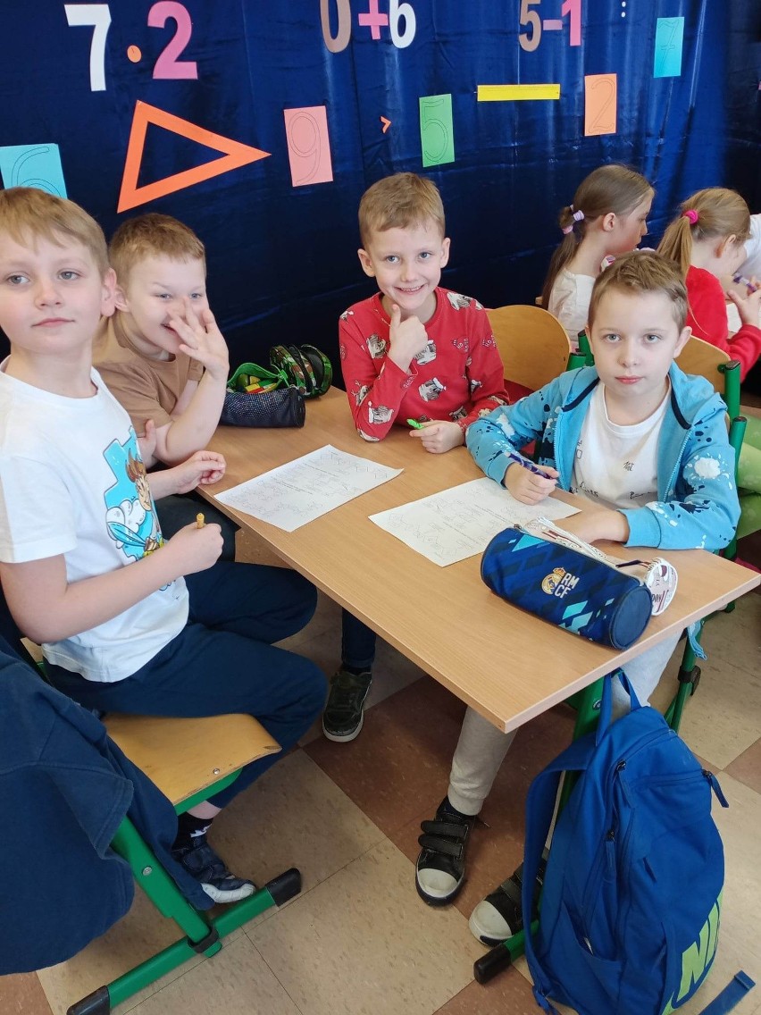 Dzień Matematyki w Samorządowej Szkole Podstawowej w Wielgusie. Zajęcia przebiegały w wesołej atmosferze. Zobaczcie zdjęcia