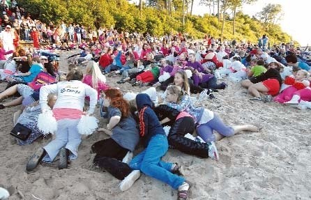 Wąż z ludzi na plaży w Jarosławcu tuż po przewróceniu.