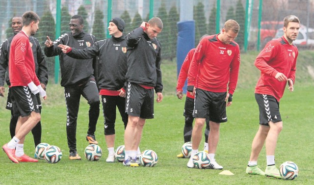  Na piątkowym treningu Korony Kielce trenowało tylko kilkunastu piłkarzy.    