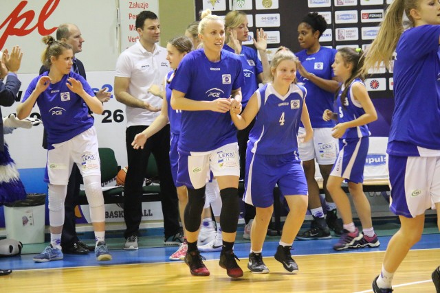 Dziewczynki wyprowadzają na parkiet koszykarki w trakcie jednego ze starć w Basket Lidze Kobiet.