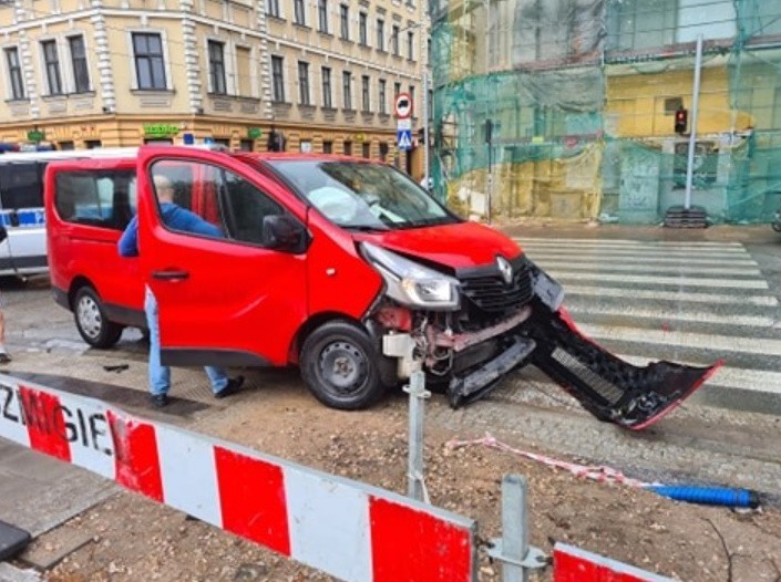 Groźny wypadek w centrum Łodzi. Porsche zderzyło się z busem ZDJĘCIA