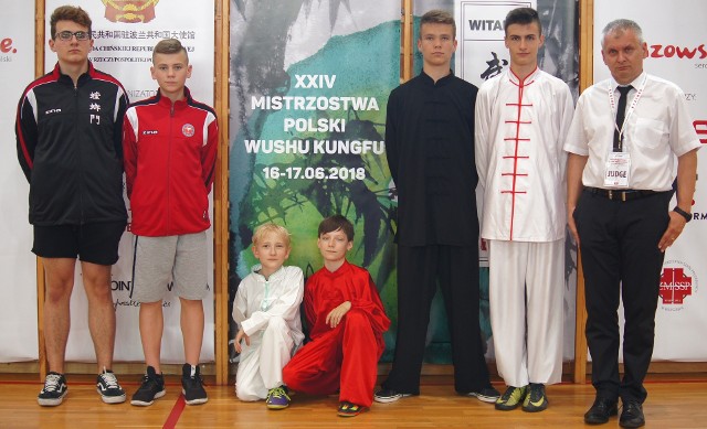 Zawodnicy Buskiego Klubu Kung-Fu Yantai, na zdjęciu z trenerem Andrzejem Cupryjakiem-Sochą, zdobyli jedenaście medali mistrzostw kraju.