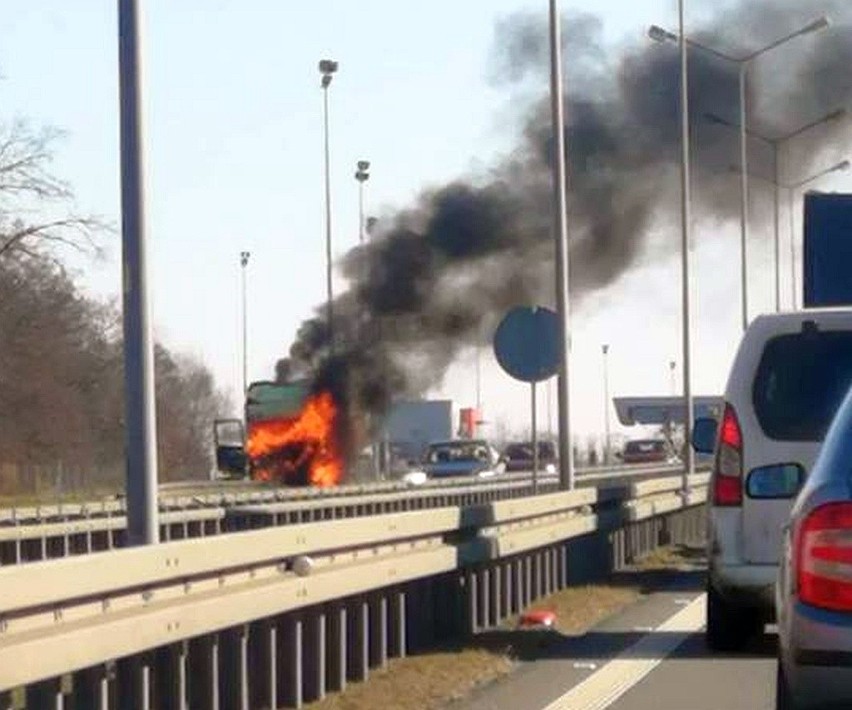 Pożar na autostradzie A4 pod Wrocławiem. Spłonął tir