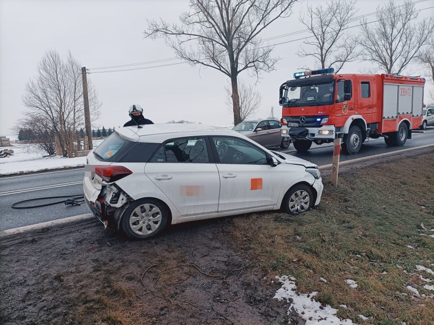 Wypadek trzech samochodów pod Wrocławiem na DK 8. Utrudnienia na drodze w kierunku Kłodzka [ZDJĘCIA]