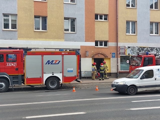 W środę w godzinach popołudniowych strażacy zostali wezwani do pożaru w jednym z budynków przy ulicy Zwycięstwa w Koszalinie.