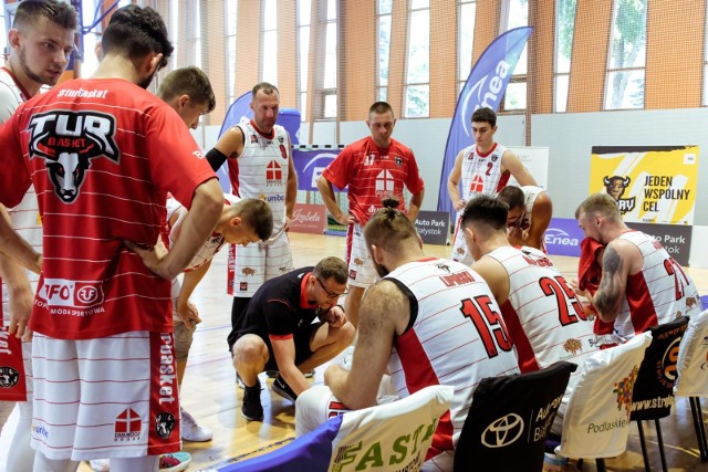 Koszykarze Tura Basket Bielsk Podlaski zajmują 7. miejsce w tabeli II ligi koszykarzy