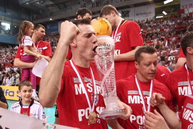 Asseco Resovia mistrzem Polski!25:23, 25:21, 25:15 - takim wynikiem zakończył się czwarty finałowy mecz pomiędzy Asseco Resovią, a Skrą Bełchatów. Rzeszowianie zostali Mistrzami Polski!