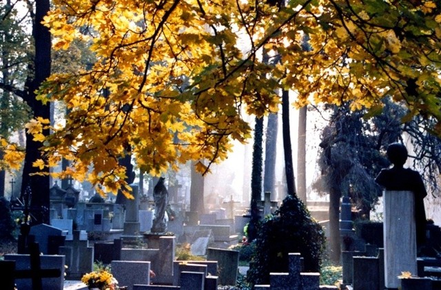Na słupskich cmentarzach też można zarobić Dzień Wszystkich Świętych jest okazją dla handlowców do dodatkowego zarobku.