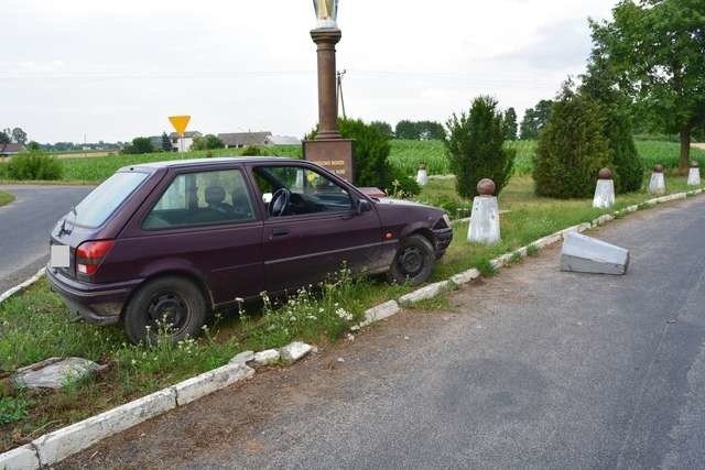 Pijany kierowca wjechał w przydrożną figurkę. Miał zakaz kierowania do 2020 roku