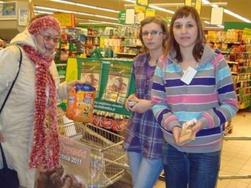 Zbiórkę żywności w Sokółce od lat nadzoruje prezes Sokólskiego Funduszu Lokalnego Maria Talarczyk (z lewej)