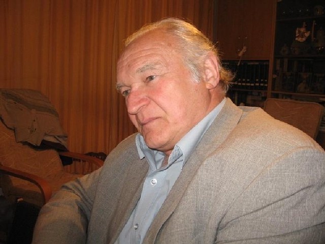 Andrzej Gabryszewski, lat 71. Matematyk po UAM w Poznaniu, w latach 1989-1991 poseł na Sejm RP z ramienia KO "Solidarność&#8221;, kierownik Urzędu Rejonowego, później pierwszy starosta nowosolski (1999-2002). Honorowy obywatel województwa lubuskiego. Obecnie na emeryturze, ale wciąż służący radą i pomocą powiatowej komisji koordynacyjnej "Solidarności&#8221; w Nowej Soli.