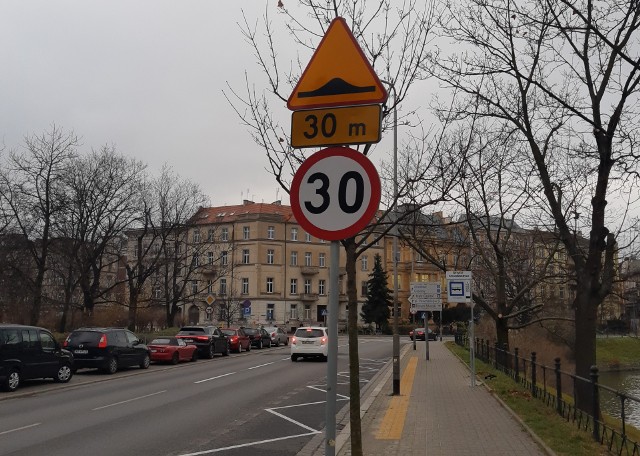 Wielu kierowców przyzwyczaiło się, że na Podwalu można wcisnąć gaz.