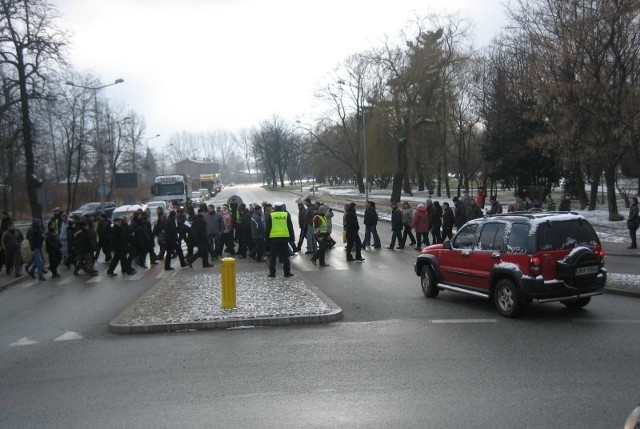 Handlowcy zorganizowali wczoraj blokadę ronda i drogi przy moście Bema. Protestowali przeciwko uchwale rady miejskiej, drastycznie podnoszącej stawki opłat handlowych w śródmieściu. Podwyżka ma sprawić, że z centrum Nysy znikną nieestetyczne szczęki, stragany i handel obwoźny.