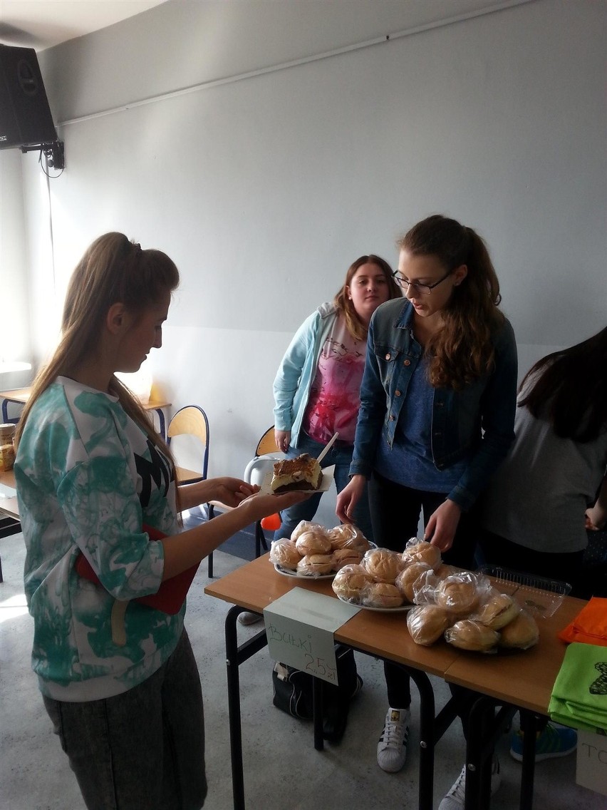 Uczniowie zorganizowali pomoc dla chorej Natalki (zdjęcia) 