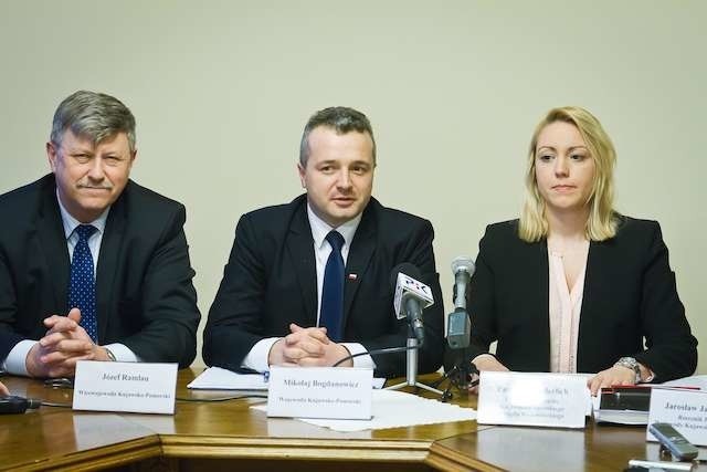 Od lewej: wicewojewoda Józef Ramlau, wojewoda Mikołaj Bogdanowicz i Paulian Wenderlich, dyrektor KPUW