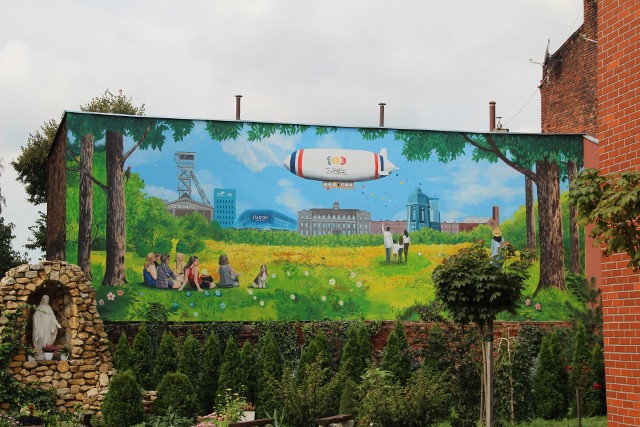 Mural na stulecie Zabrza znajduje się w pobliżu kościoła pw. Ducha Świętego usytuowanego u zbiegu ulic Bończyka i Tomeczka.