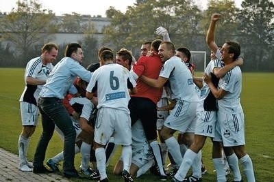 Szalona radość graczy Przeboju Wolbrom po bramce Tomasz Jarosza Fot. Paweł Filus