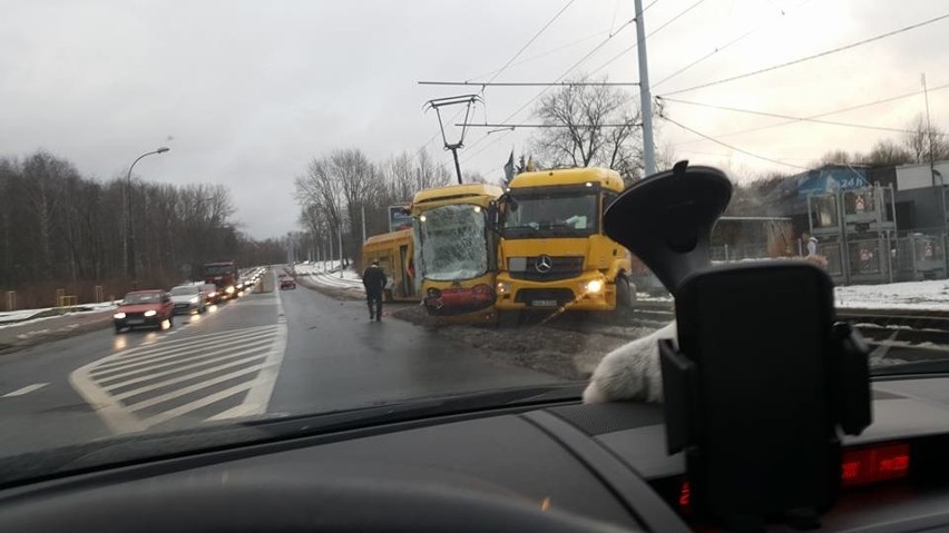 Wypadek tramwaju i ciężarowego TIRa w Bytomiu