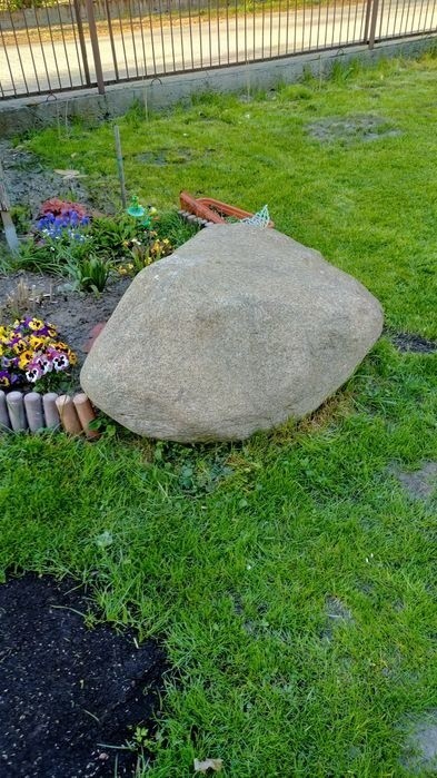 duży kamień ogrodowy