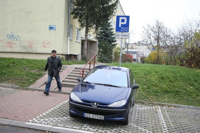 Mieszkańcy bloków przy al. 3 Maja 75 i 74 w Słupsku chcą, aby ratusz cofnął użyczenie miejsca parkingowego ich sąsiadowi.