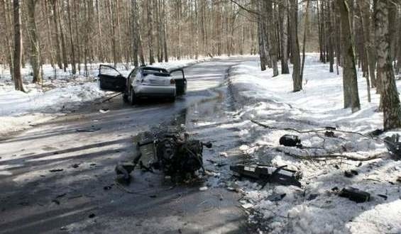 Audi rozpadło się na części - 26-latek nie przeżył wypadku. Policja szuka świadków (zdjęcia)