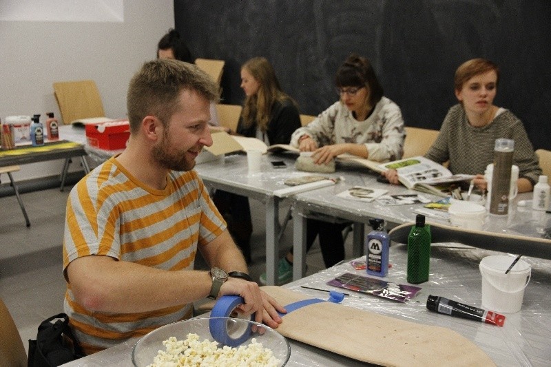 W Kielcach uczą się ręcznego malowania grafik na deskorolce