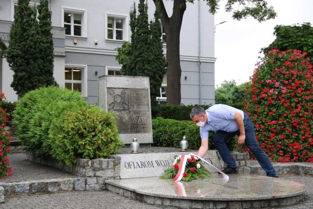 19 sierpnia przedstawiciele samorządu złożyli wiązanki na pomniku Ofiarom Wojen i Przemocy w Gogolinie.