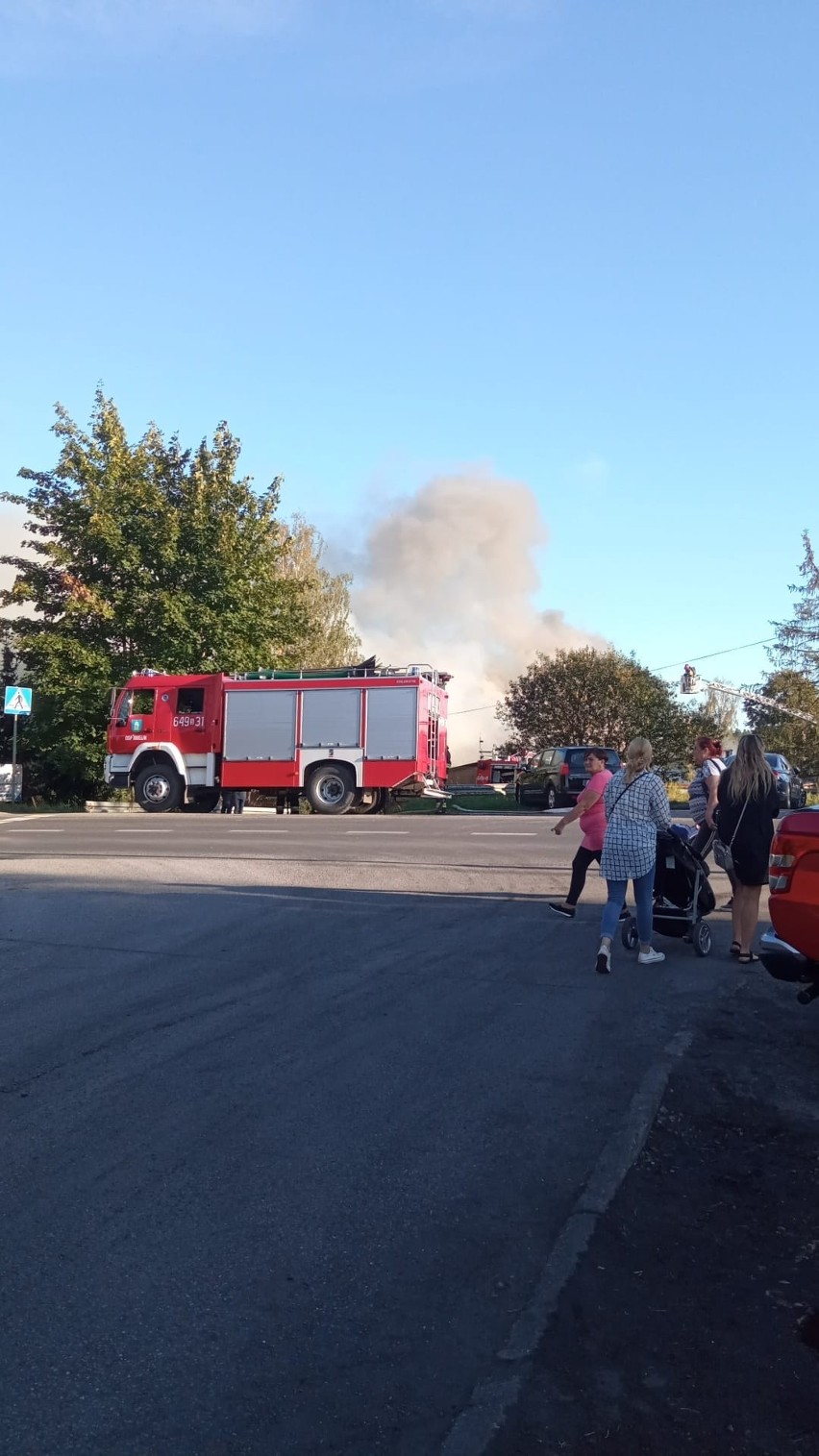 Pożar starej szkoły w Lędzinach. Na miejscu trwają działania straży pożarnej