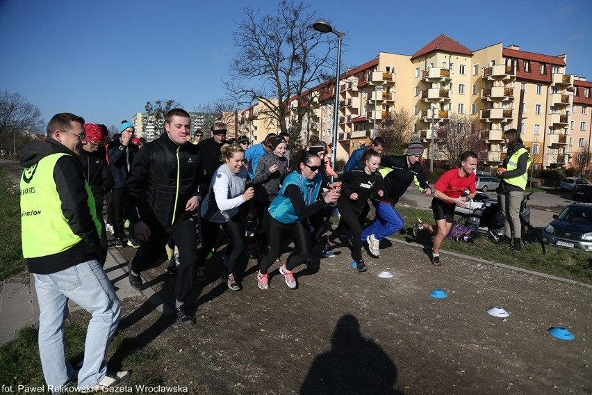 Wrocław: Biegli pięć kilometrów z jakiem na łyżeczce (ZDJĘCIA)