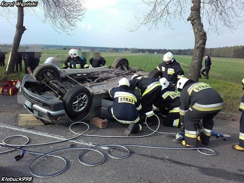 Groźny wypadek w miejscowości Przystajń. Samochód dachował....