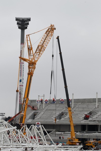 Dźwig, który zamontuje dach przyjechał do Rzeszowa na ośmiu tirach. Waży prawie 400 ton, z czego tylko elementy balastowe to aż 180 ton. Takie samo urządzenie w ubiegłym roku pomagało wynosić ciężkie elementy na dach centrum handlowego Millenium Hall.