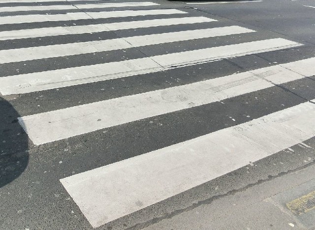 Kobieta srebrnym autem przejechała pieszej po stopie.