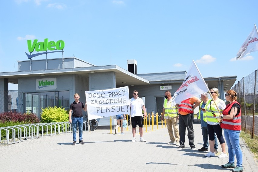 Protest przed bramą firmy Valeo w Skawinie w sprawie braku...