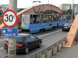 Wrocław: Wypadek na moście Trzebnickim. Zderzyły się dwa samochody. Jeden pas był zablokowany