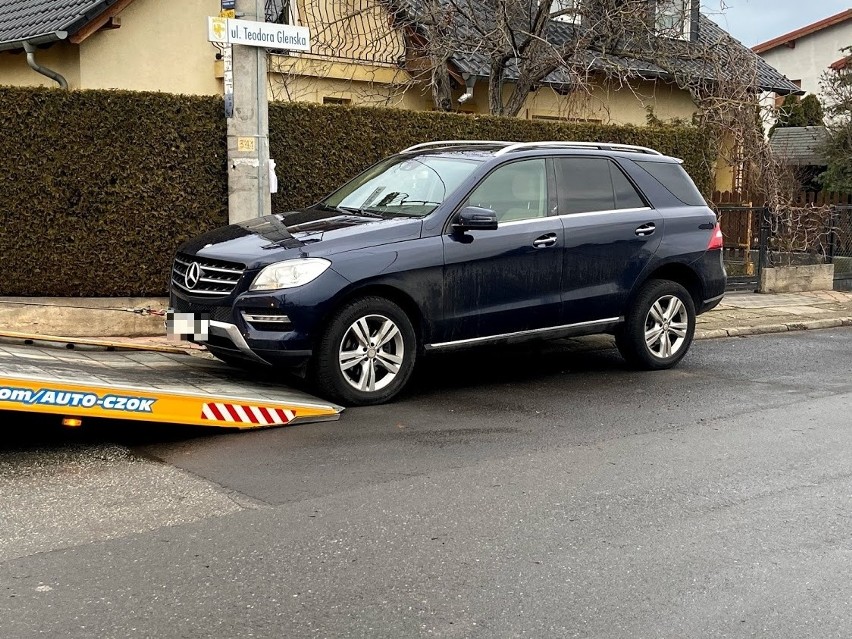 Pościg ulicami Opola. Policjanci zatrzymali 29-latka podejrzanego o zgłoszenie fikcyjnej kradzieży mercedesa. W tle dwa rozbite samochody