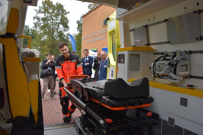 Szpital Powiatowy w Oświęcimiu otrzymał nowy ambulans...
