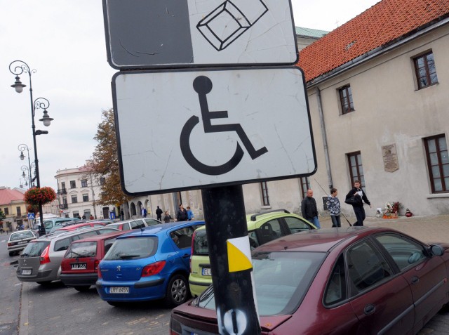 Karty parkingowe stracą ważność 30 listopada. Osoby niepełnosprawne muszą je wymienić.