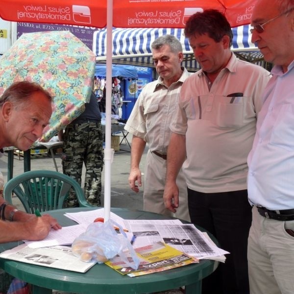 Działacze Sojuszu Lewicy Demokratycznej w dzień targowy zbierali podpisy pod protestem.