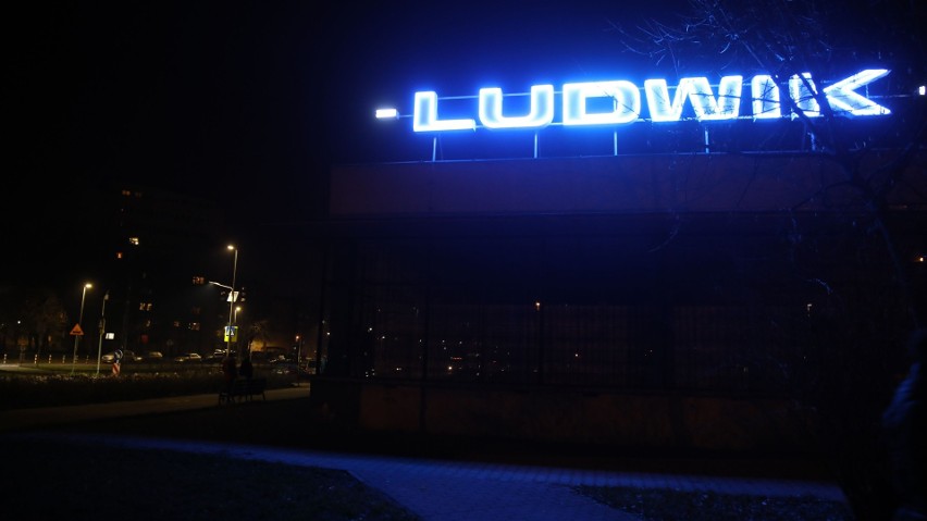 Neon "Ludwik" już świeci na niebiesko. Niedługo dołączy do niego "Stylowa" i "Jubilatka"  