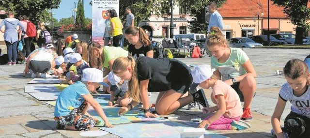 Rysunkowy plener na proszowickim Rynku.