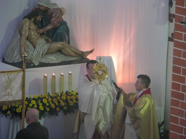 Rozpoczęcie procesji rezurekcyjnej w parafii Matki Bożej Nieustającej Pomocy w Opolu Nowej Wsi Królewskiej.